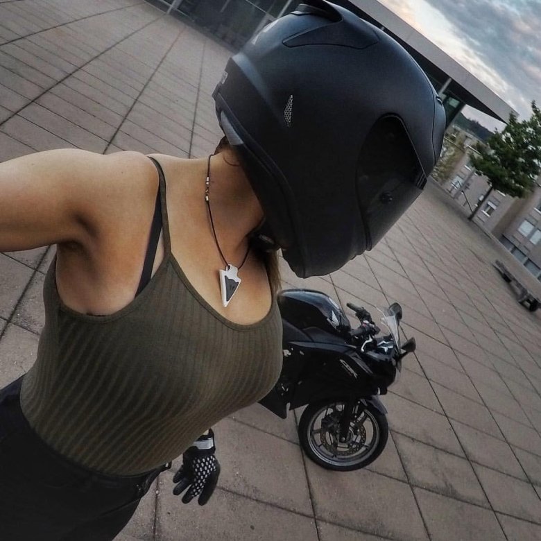 Полная девушка на мотоцикле