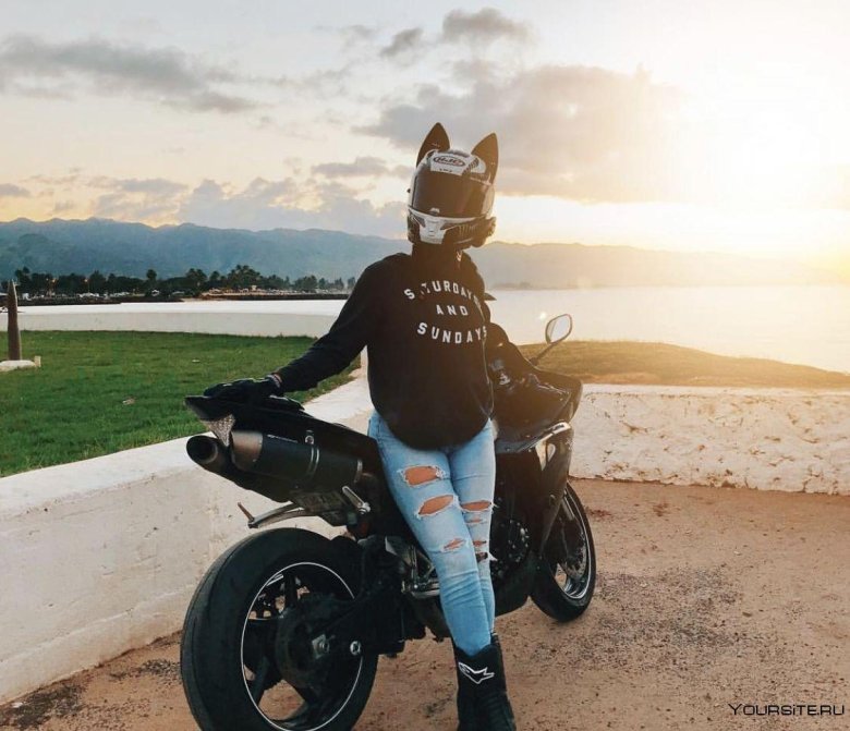 Девушка на мотоцикле в шлеме с ушками