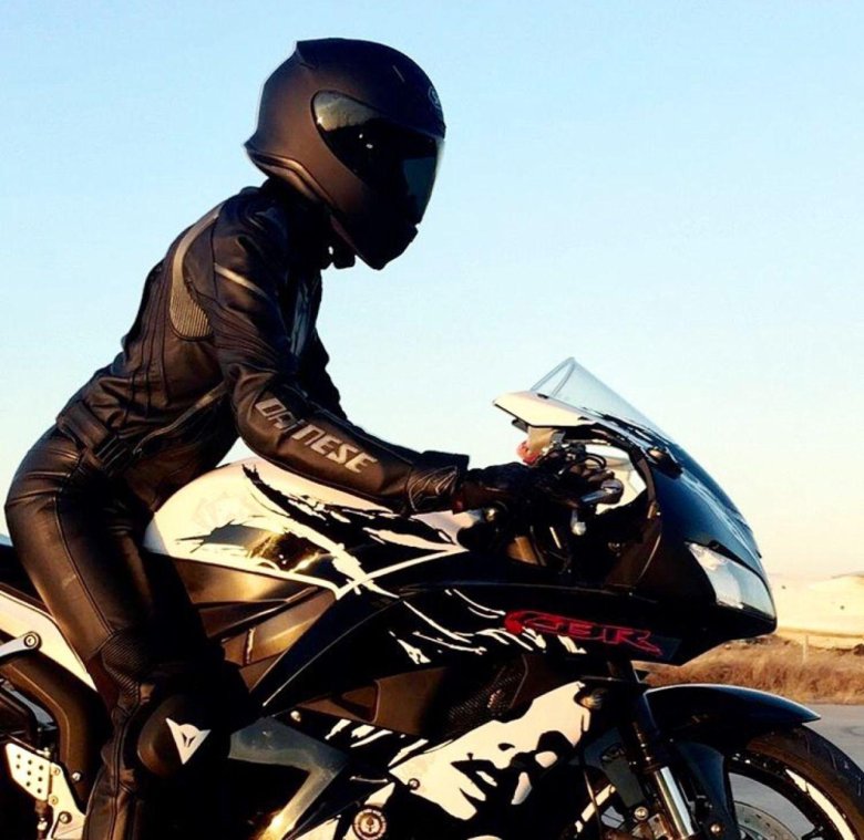 Девушка на мотоцикл