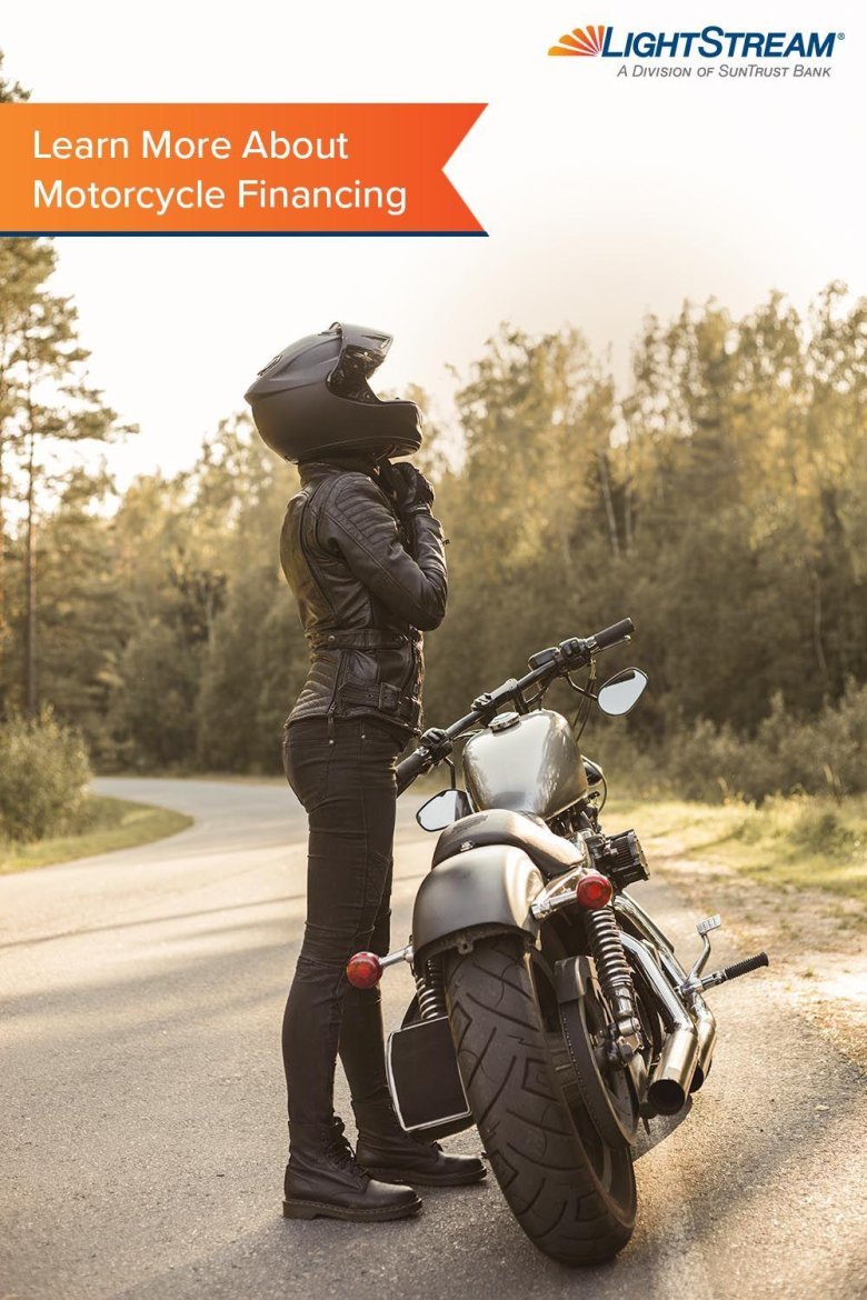 Девушка на мотоцикле вид сзади