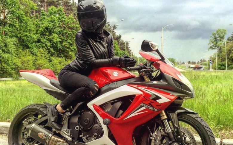 Девушка на спортивном мотоцикле