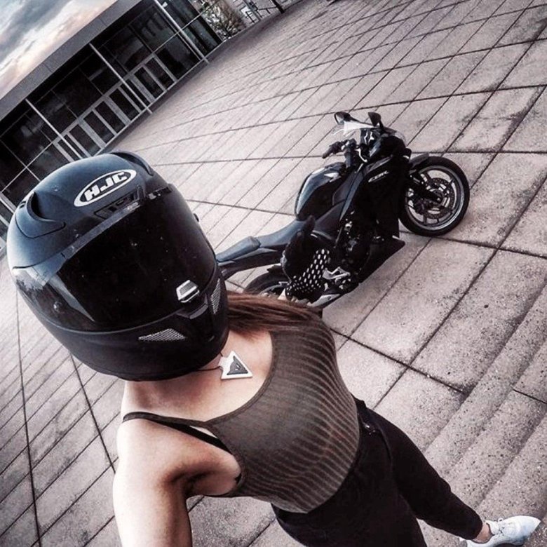 Девушка в шлеме мотоцикла