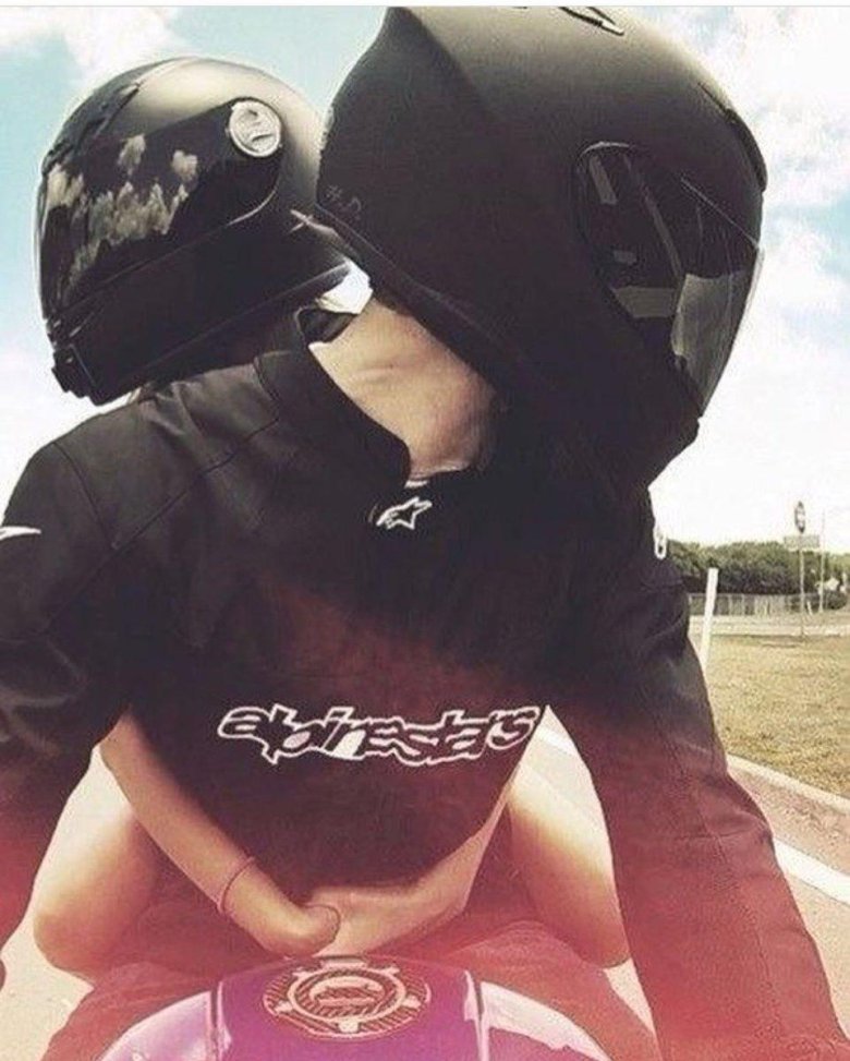 Девушка мотоциклистка