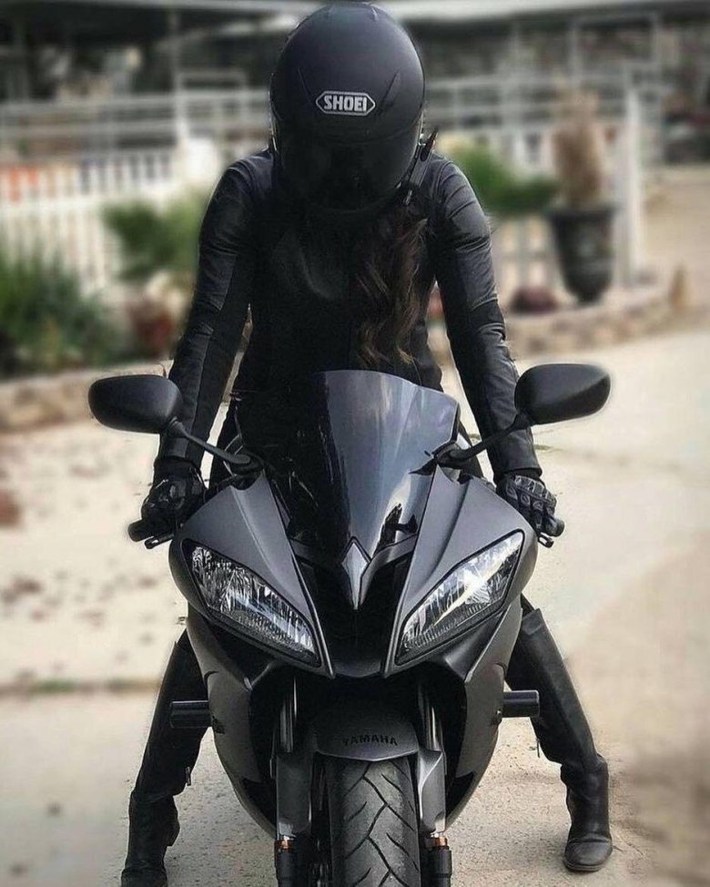 Девушка на мотоцикле в шлеме