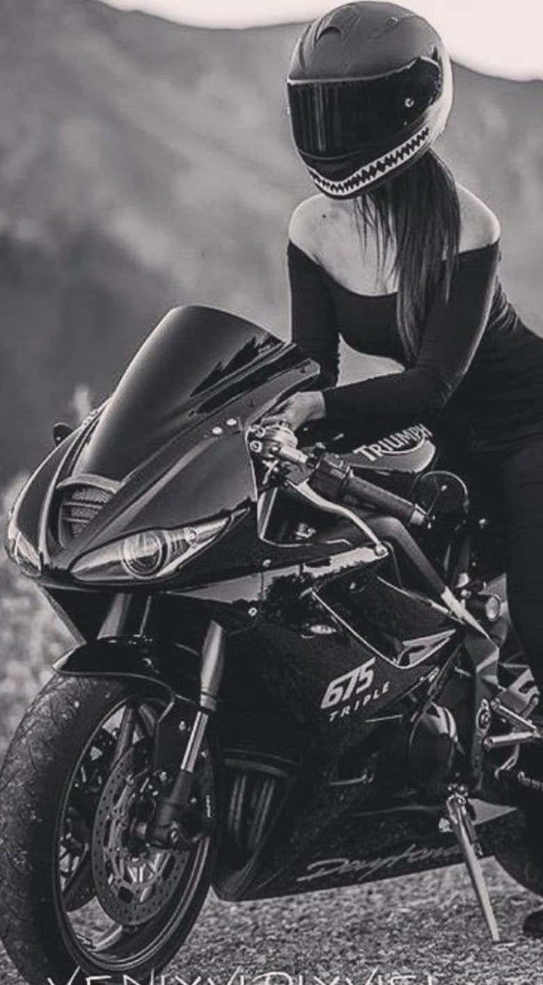 Девушка на мотоцикл