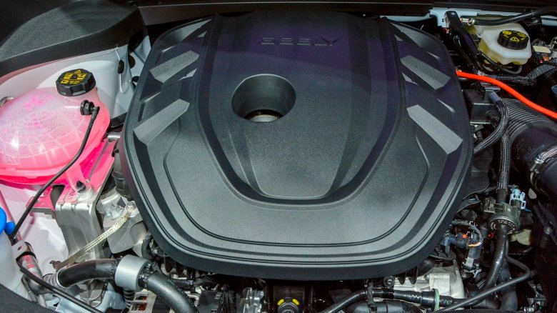 Двигатель под капотом