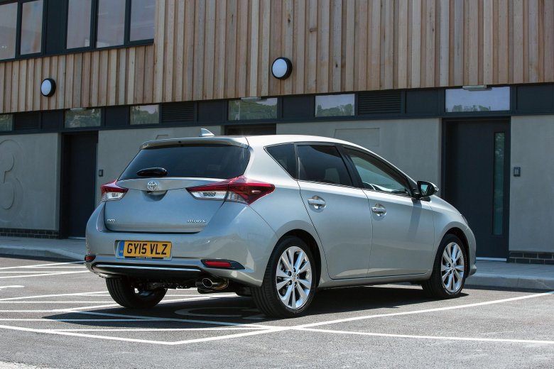 Тойота аурис 2015