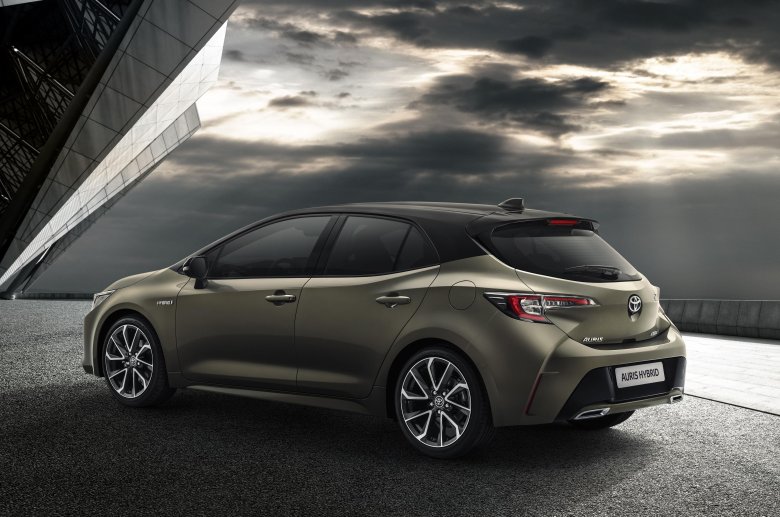 Тойота аурис 2020