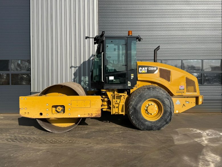 Каток катерпиллер cs64b