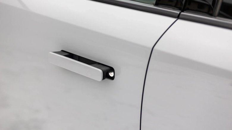 Машина без ручек на дверях