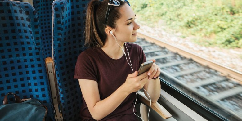 Люди слушают музыку