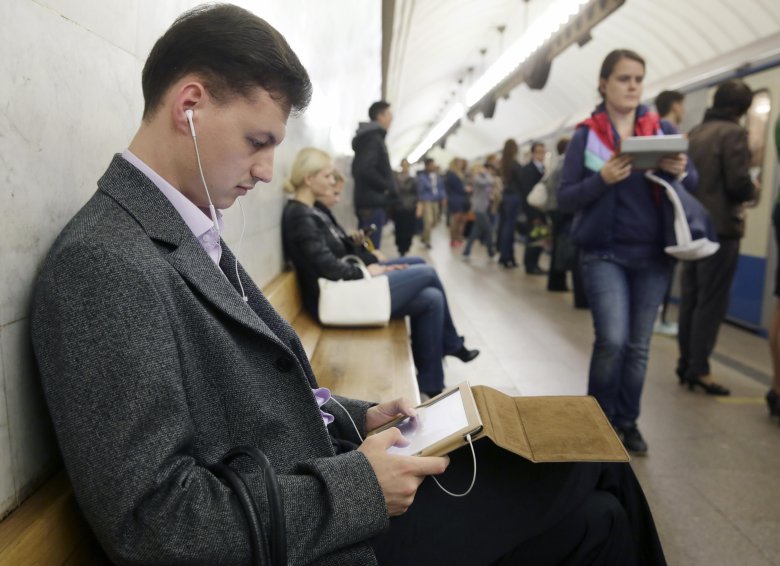 Люди со смартфонами в метро