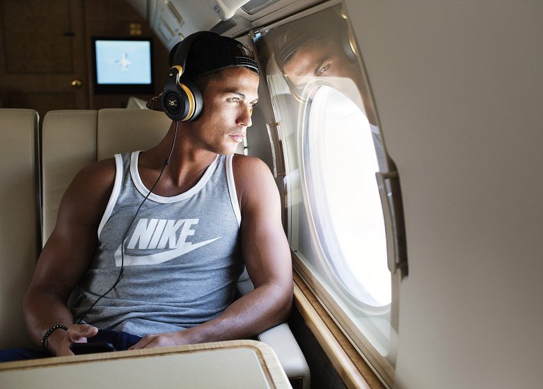 Криштиану роналду в наушниках