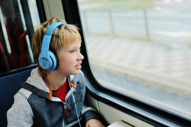 Подросток с наушниками