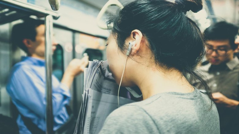 Девушка в наушниках