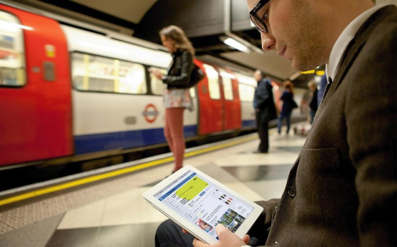 Люди со смартфонами в метро