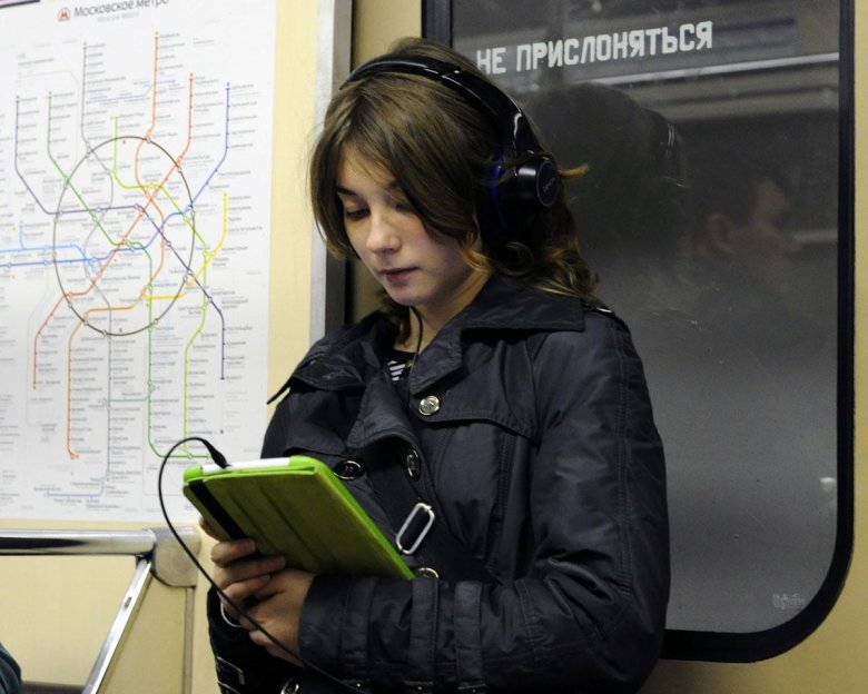 Люди в наушниках метро