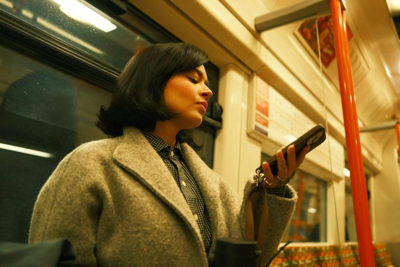 Разговор по телефону в метро