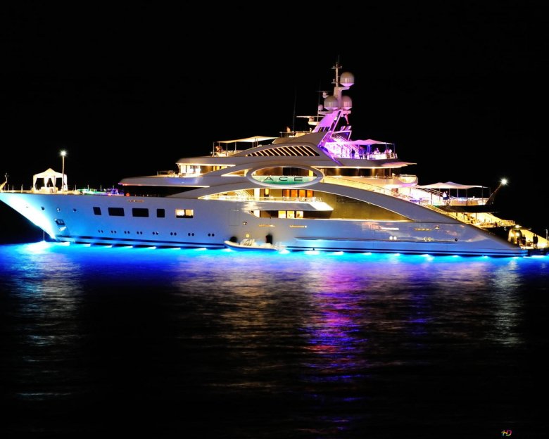 Красивая яхта