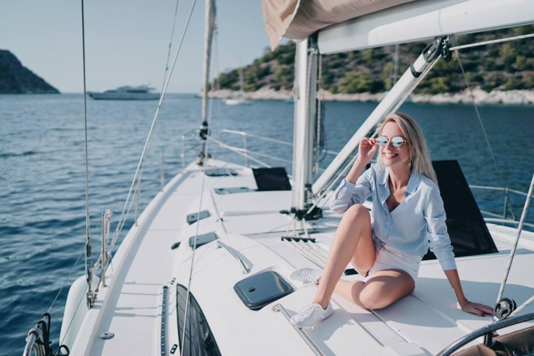 Женщина на яхте в море