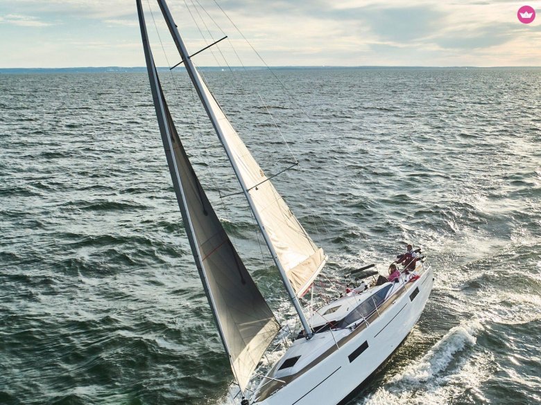 Парусная яхта bavaria c57