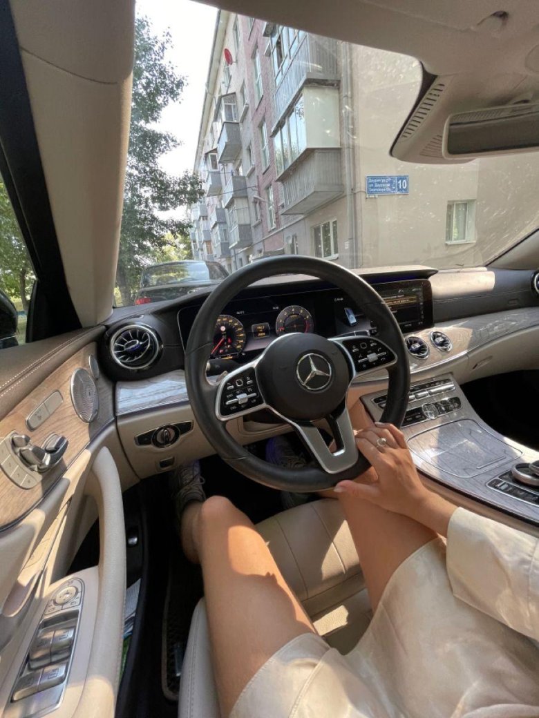 Девушка за рулем мерседеса