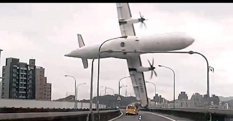 Падает самолет