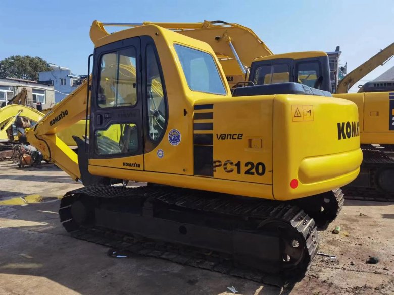 Коматсу 130 гусеничный экскаватор