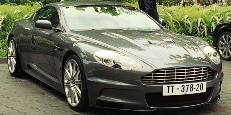 Aston martin dbs v12