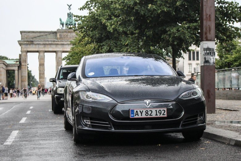 Автомобиль tesla