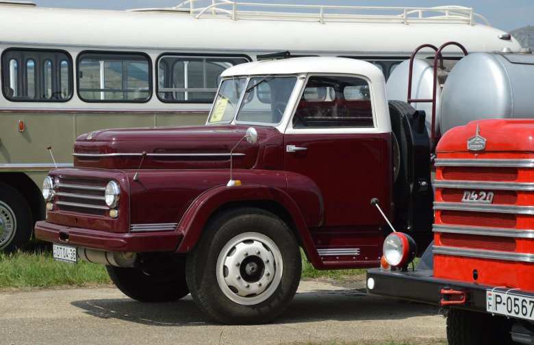 Старые грузовики