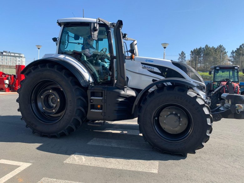 Valtra t235v