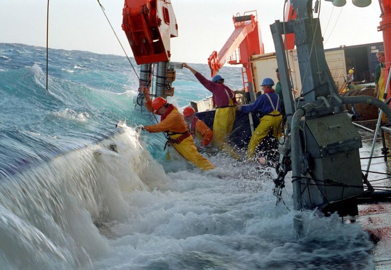 Судно в шторм