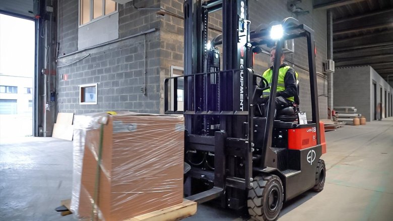 Электрический вилочный погрузчик