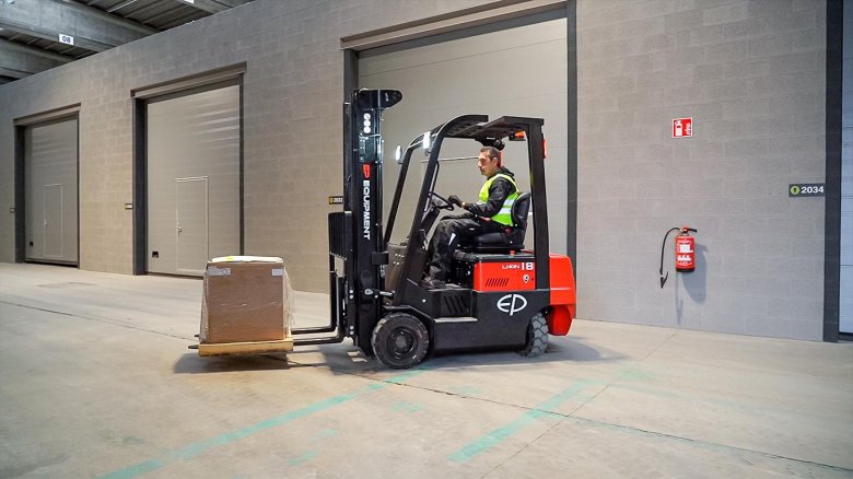 Вилочный электропогрузчик