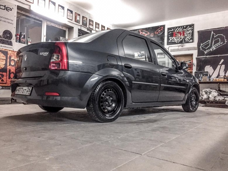 Черный рено логан на 16 дисках