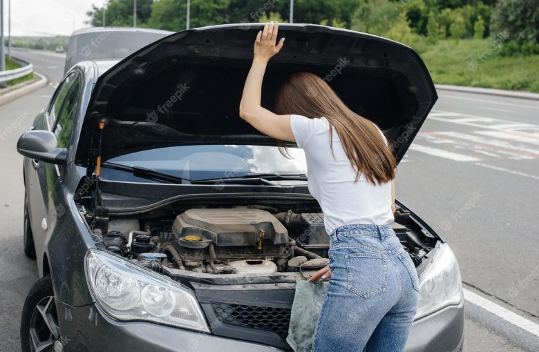 Автомобиль с открытым капотом