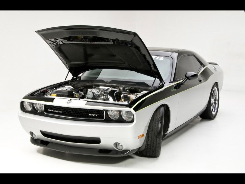 Открытый капот dodge challenger