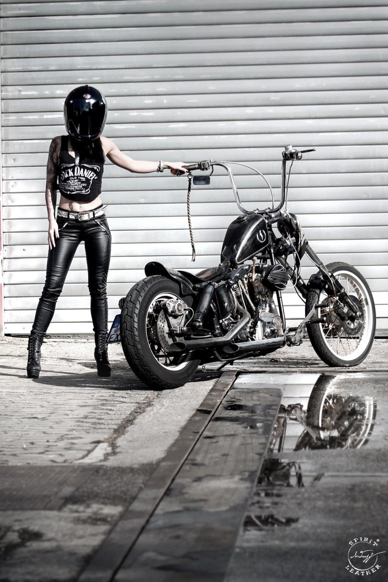 Образ для фотосессии на мотоцикле