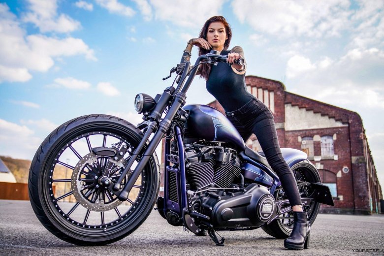 Байкерша на харлей дэвидсон