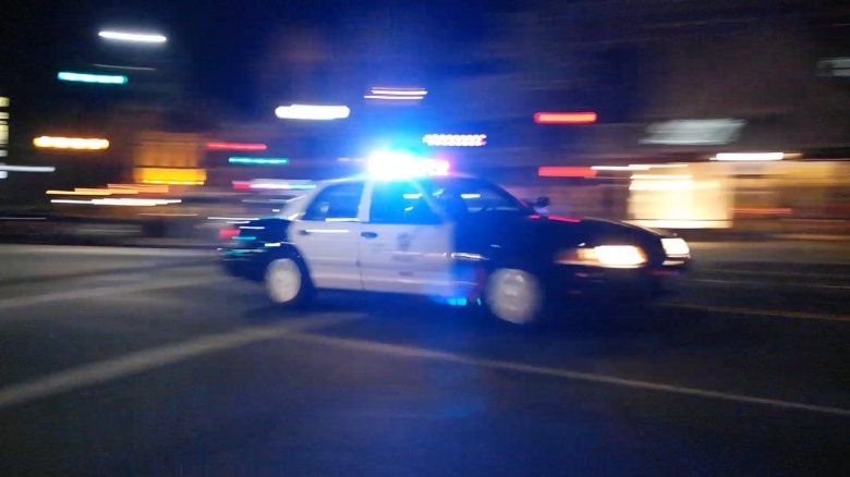 Полицейская машина ночью