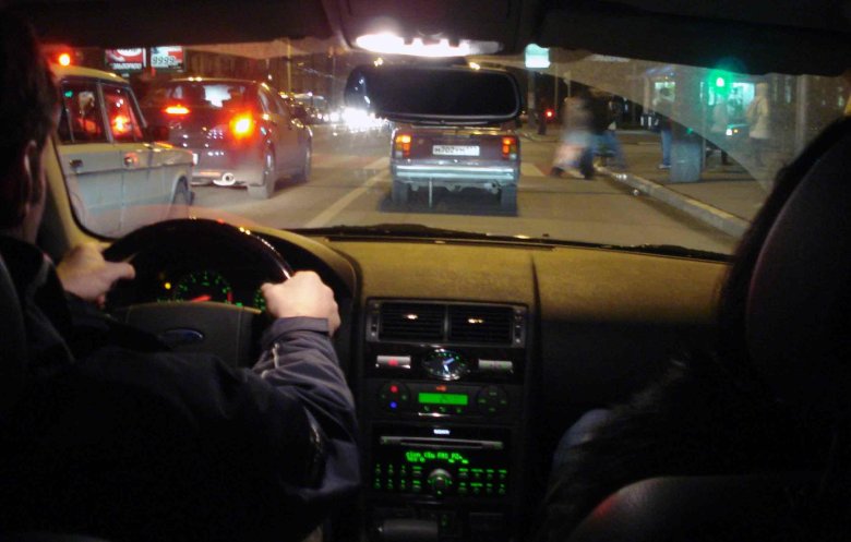 Внутри полицейской машины ночью