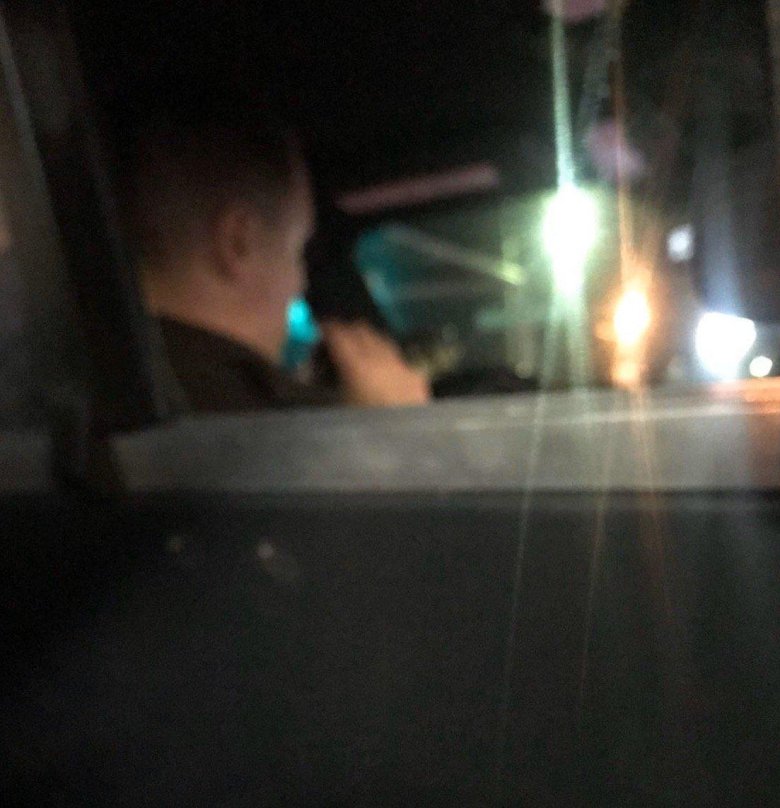 В машине ночью