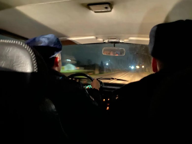 Машина внутри ночью