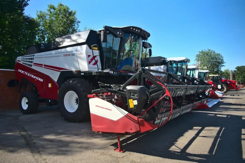 Зерноуборочный комбайн ростсельмаш т500