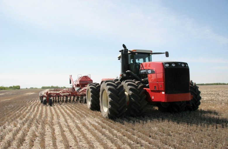 Российский трактор в поле