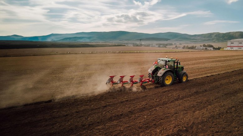 Трактор джон дир с плугом