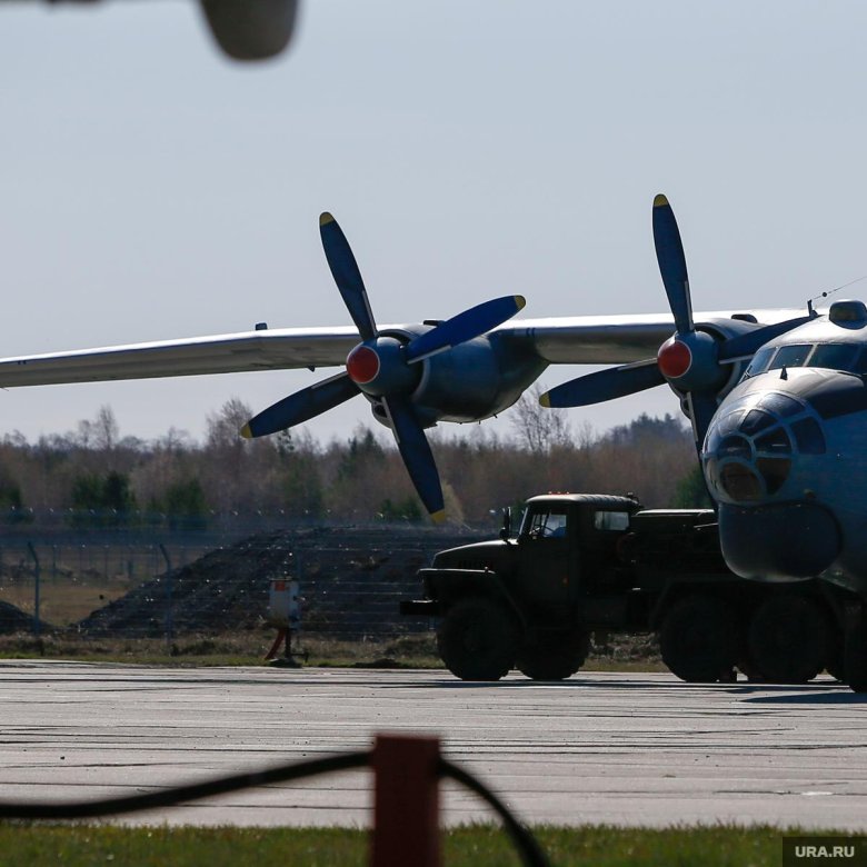 Ан 12 военно транспортный самолёт