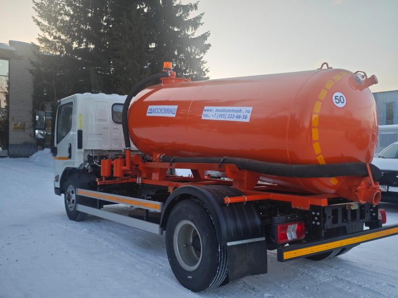 Белая вакуумная машина