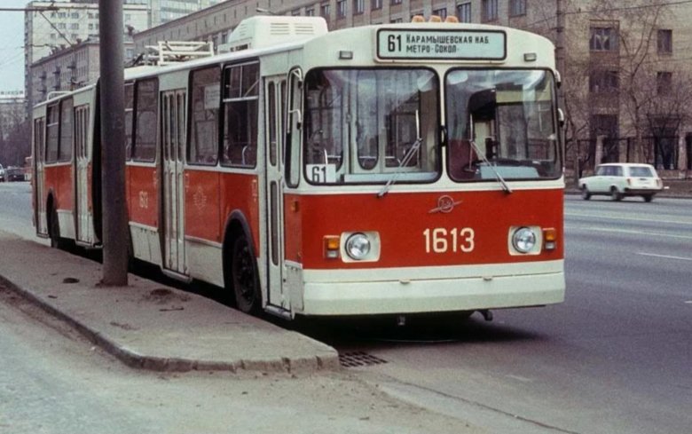 Троллейбус старый